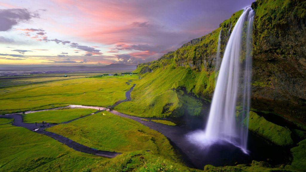 Picture by Robert Lukeman - Seljalandsfoss Waterfall, Iceland